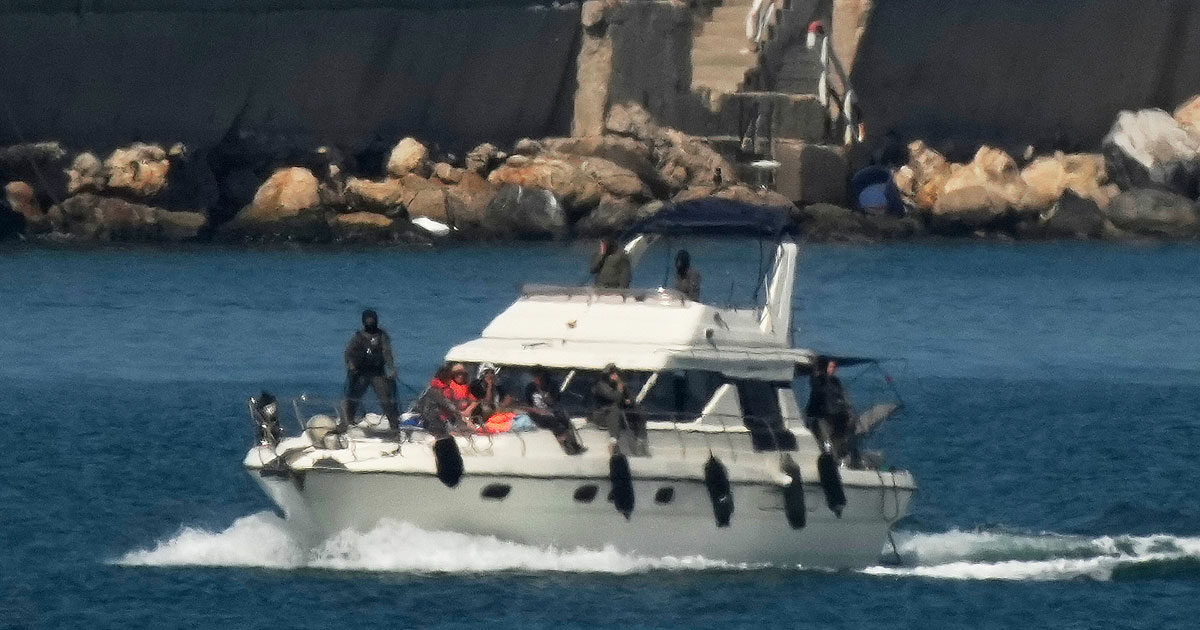 Israele: "La provocazione della Hamas Flotilla è finita". Global Sumud: "Attivisti rapiti e portati su una nave militare". I primi fermati in arrivo nel porto di Ashdod
