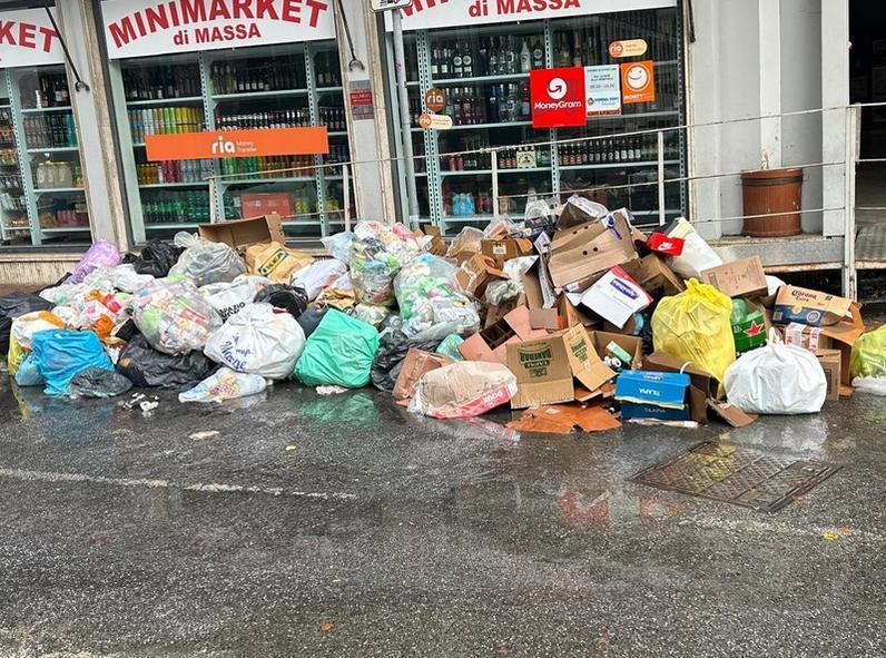 "La città è invasa dai rifiuti. Vediamo soltanto disservizi"