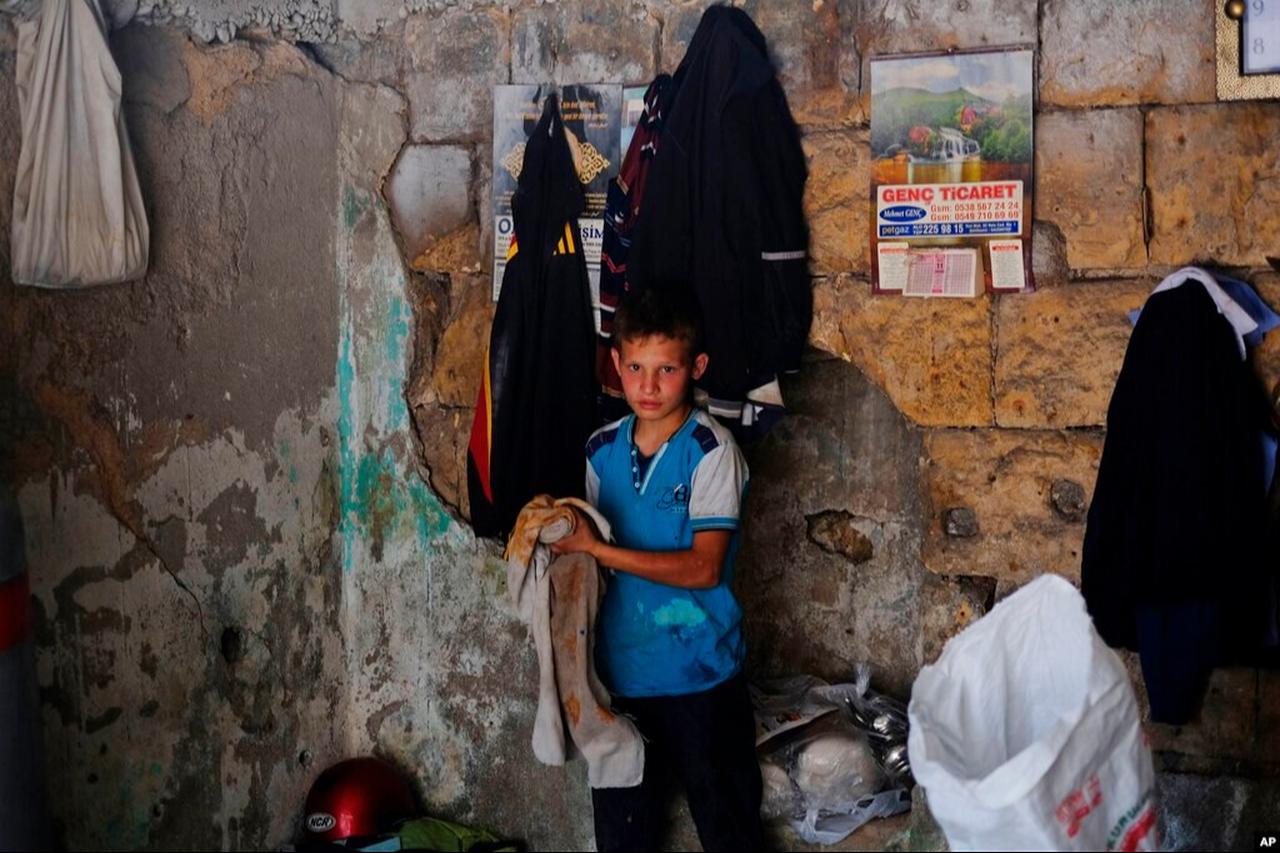 A Syrian refugee child works at a copper workshop in Gaziantep, Türkiye, June 2, 2016. (Photo via VoA)