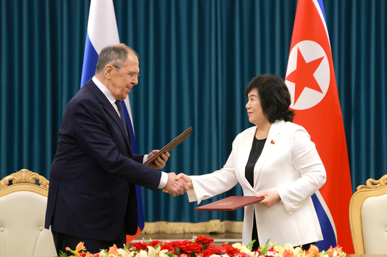 Russian Foreign Minister Sergey Lavrov meets with North Korean Foreign Minister Choe Son-hui in Wonsan, North Korea, on July 12, as reported by the Rodong Sinmun on July 13. [RODONG SINMUN]
