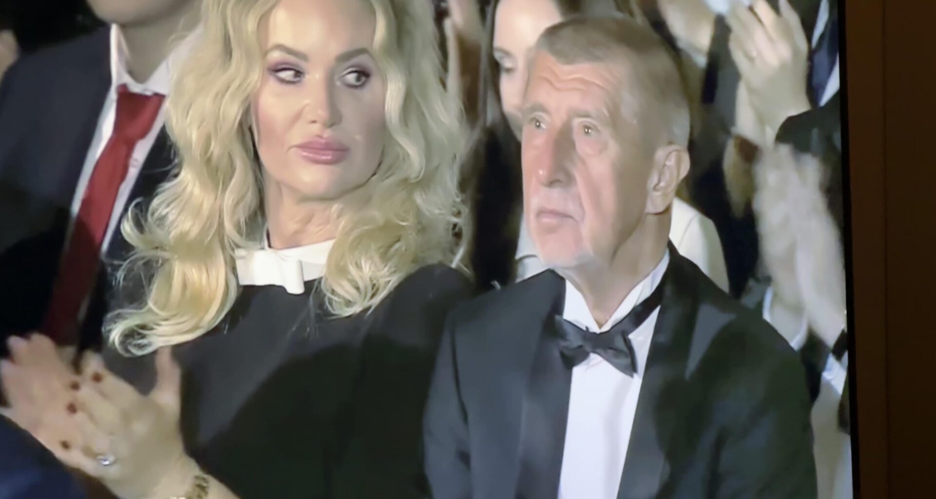 Krásný moment.. Plastová Monike tleská po projevu prezidenta, zatímco makak nehne ani brvou.. Je to pohled typu "to jsem asi neměla" nebo "ty jsi stejně kretén"?