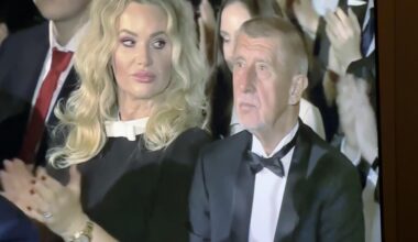 Krásný moment.. Plastová Monike tleská po projevu prezidenta, zatímco makak nehne ani brvou.. Je to pohled typu "to jsem asi neměla" nebo "ty jsi stejně kretén"?