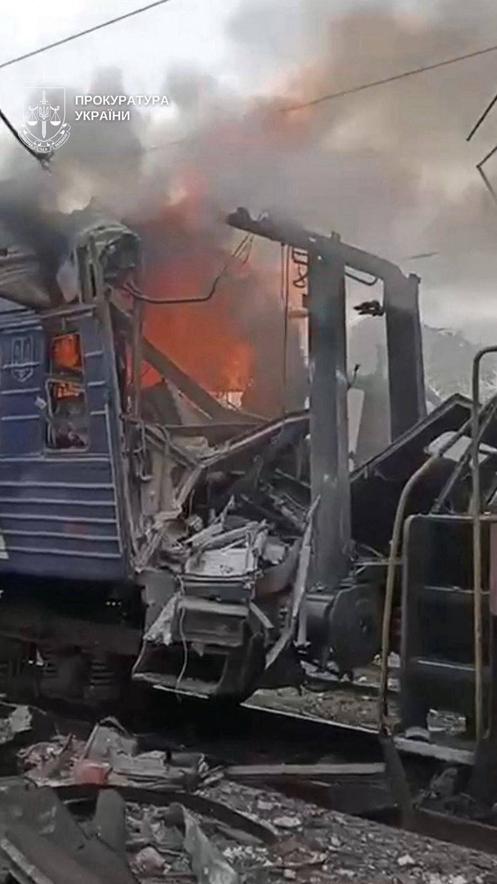Un train de voyageurs en flammes après l’attaque d’un drone russe sur la gare ferroviaire de Chostka, dans l’oblast de Soumy (Ukraine), le 4 octobre 2025.