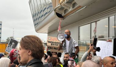 Ammar op schouders bij aankomst op Eindhoven Airport (foto: Omroep Brabant)