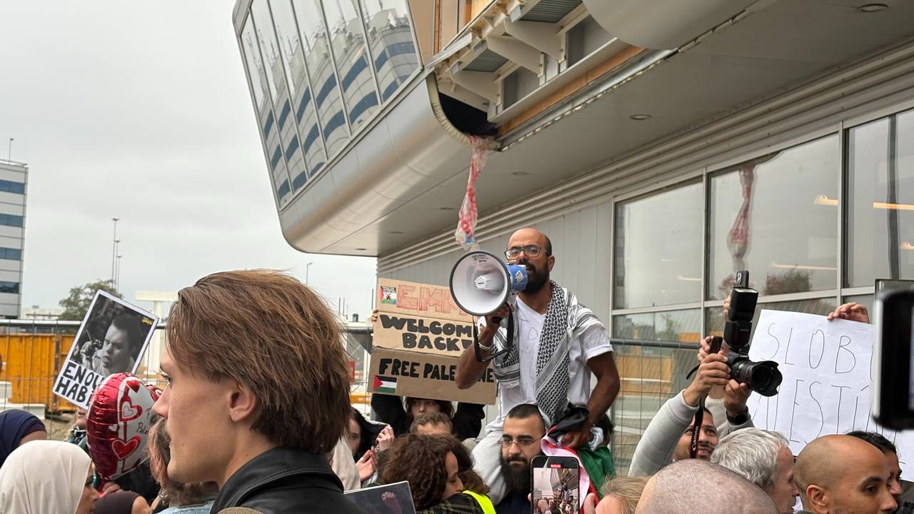 Ammar op schouders bij aankomst op Eindhoven Airport (foto: Omroep Brabant)