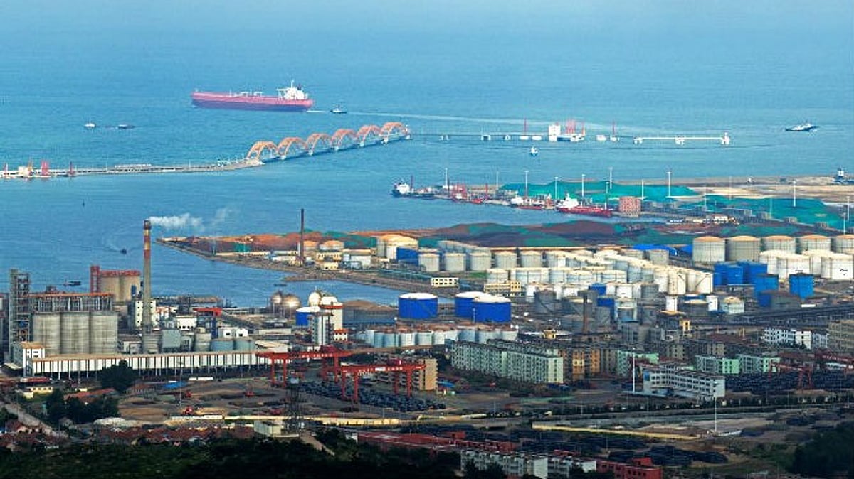 Sinopec diverts VLCC from US-sanctioned port, ship tracking data shows