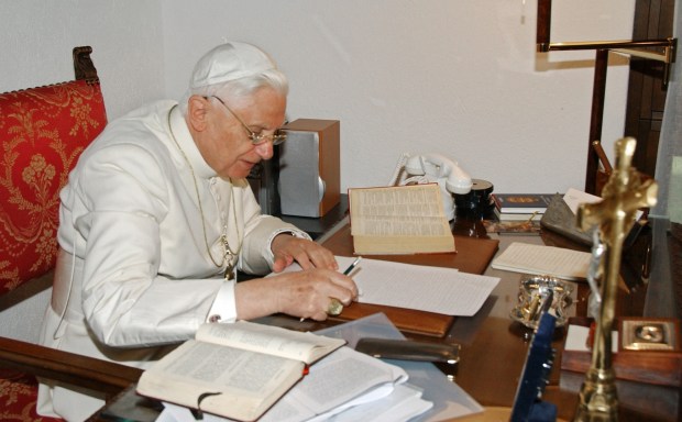Benedykt XVI pisze przy swoim biurku podczas wypoczynku w Alpach w lipcu 2006 roku
