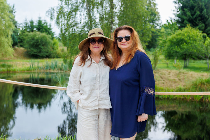 Eriko Ovčarenko / BNS nuotr./Birutė Petrikytė ir Andželika Petrikytė savo restorane