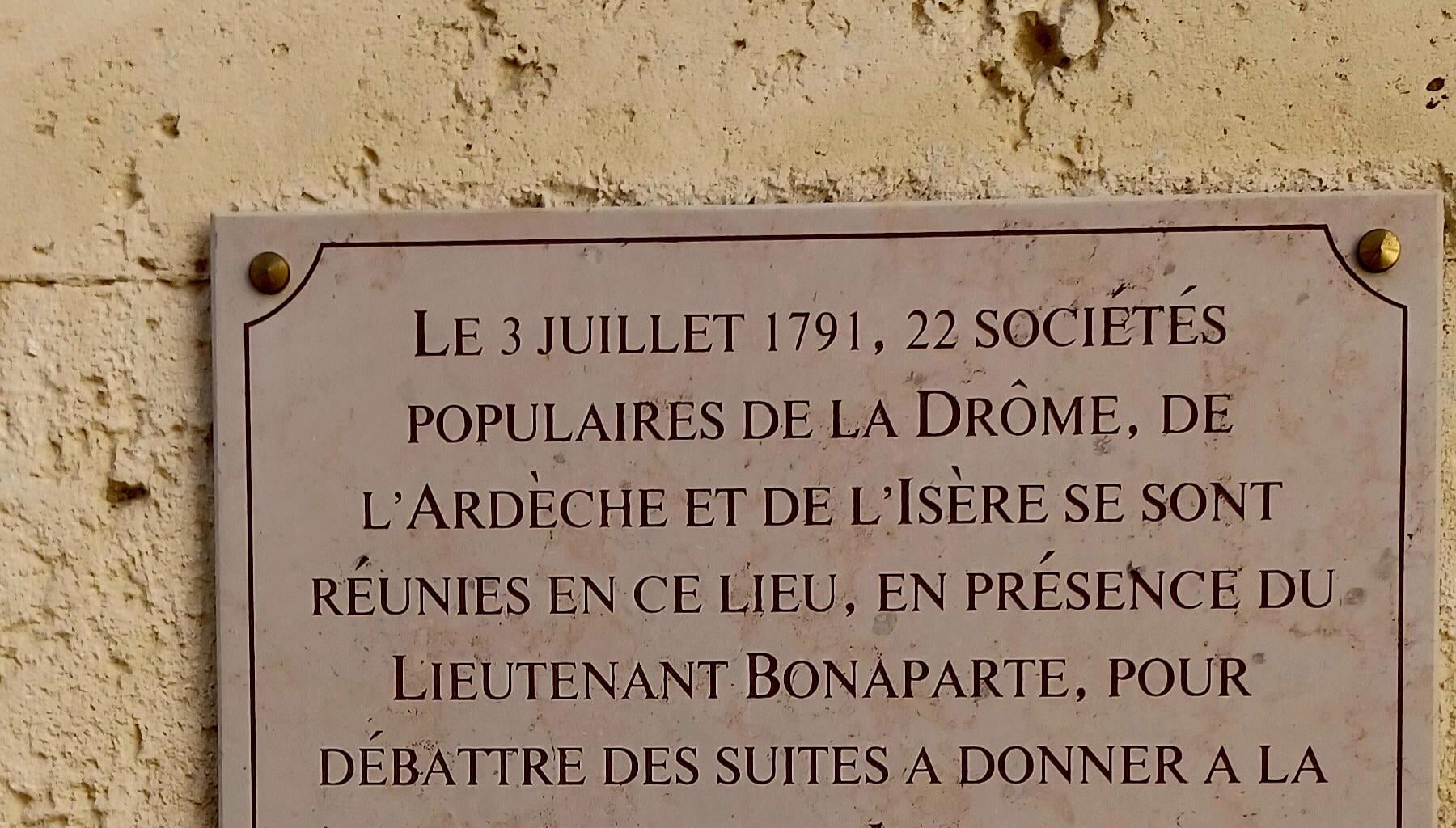 C'est bizarre cette plaque ancienne que j'ai photographié dans ma ville. Je ne suis plus certain sur quel bâtiment exact mais y a du Napoléon de Partout à Valence !