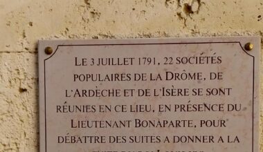 C'est bizarre cette plaque ancienne que j'ai photographié dans ma ville. Je ne suis plus certain sur quel bâtiment exact mais y a du Napoléon de Partout à Valence !
