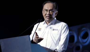 Anwar Aims to Cut Malaysia Deficit as Oil Revenue Wanes