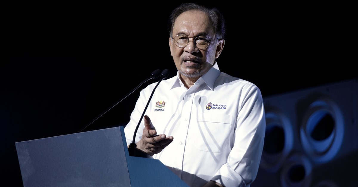 Anwar Aims to Cut Malaysia Deficit as Oil Revenue Wanes