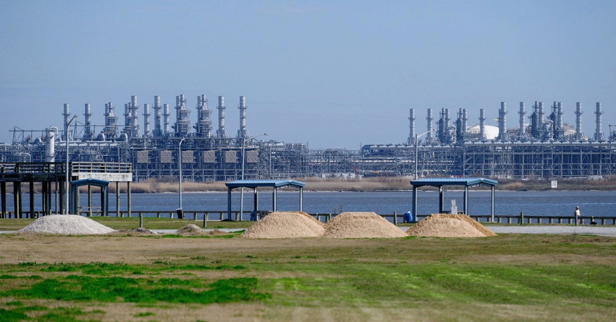 US Ends LNG Ship Penalty, Sets Tariffs in Escalating Feud