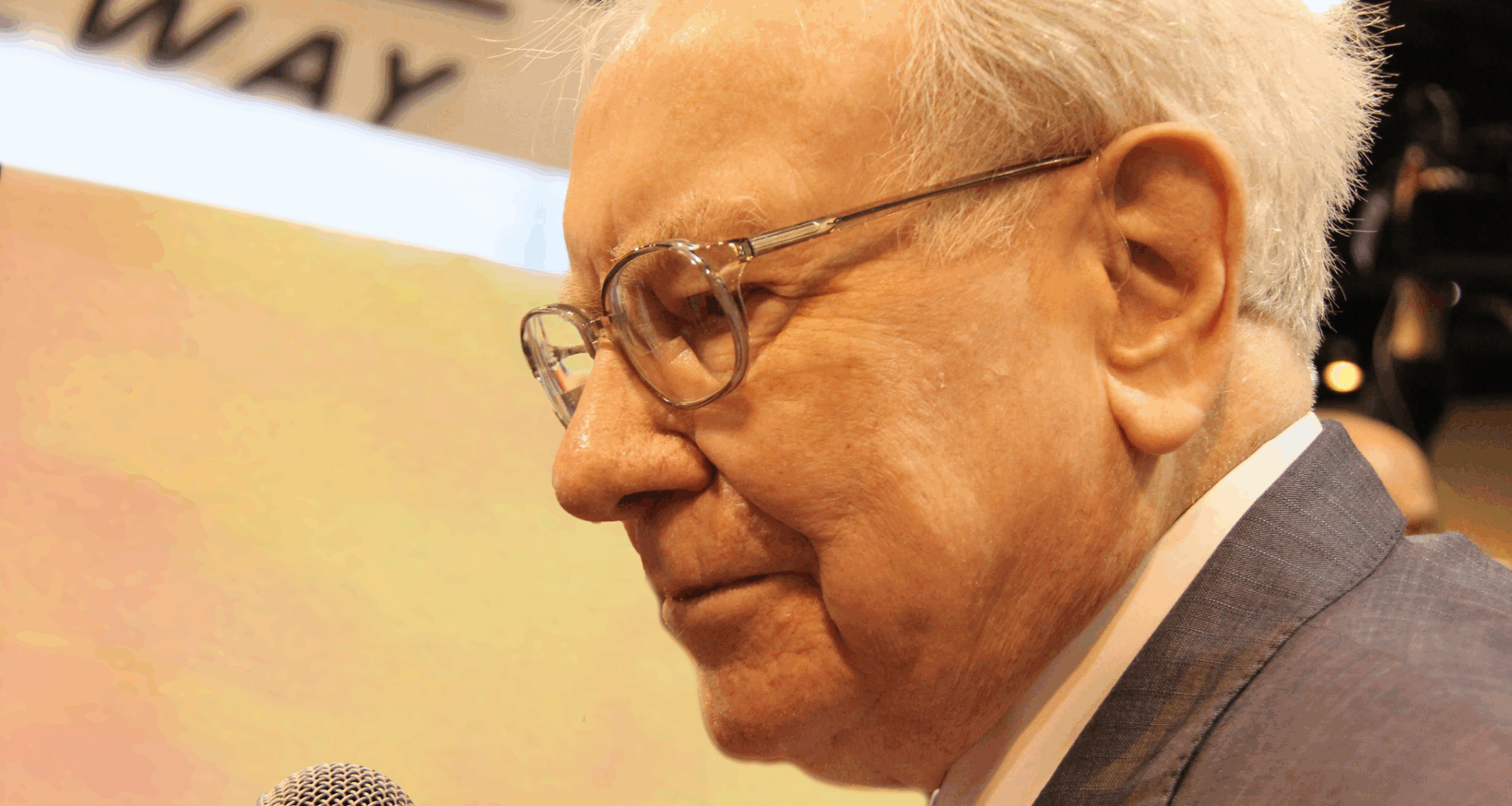 Does Warren Buffett Know Something Wall Street Doesn't? The Billionaire Is Selling an Ultra-Popular Artificial Intelligence (AI) Stock.