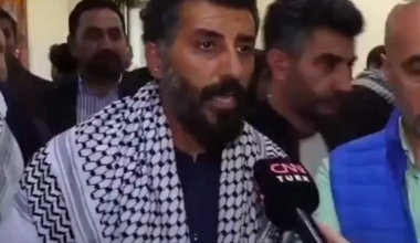 Un membre de la flottille affirme que les forces israéliennes auraient maltraité Greta Thunberg, la traînant brutalement par terre et la forçant à embrasser le drapeau israélien