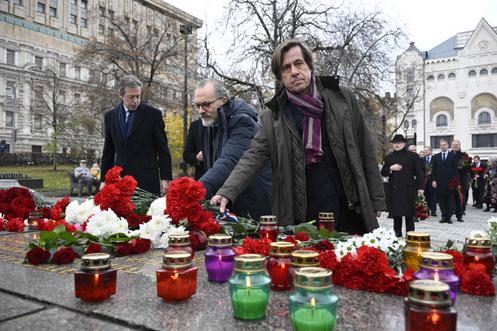 Des diplomates étrangers, dont l’ambassadeur de France en Russie, Nicolas de Rivière (à droite), et l’ambassadeur du Royaume-Uni en Russie, Nigel Casey (à gauche), déposent des fleurs au pied de la Pierre des Solovki, un mémorial installé en 1990 dans la capitale russe devant le siège du KGB (aujourd’hui FSB) à Moscou, le 29 octobre 2025.