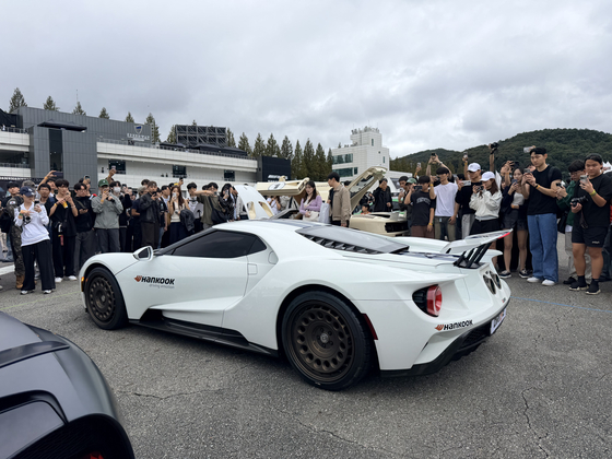 Crowd checks out the Ford GT at the Peaches Run Universe 2025 show run event in Yongin, Gyeonggi on Sunday. [CHO YONG-JUN]