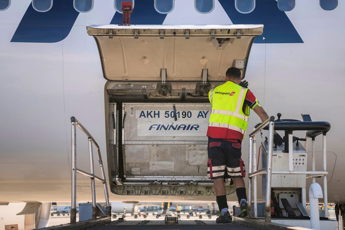 Swissport, qui gère les opérations d'assistance au sol, est multinationale active à Cointrin, où elle emploie un peu moins de 1400 personnes.