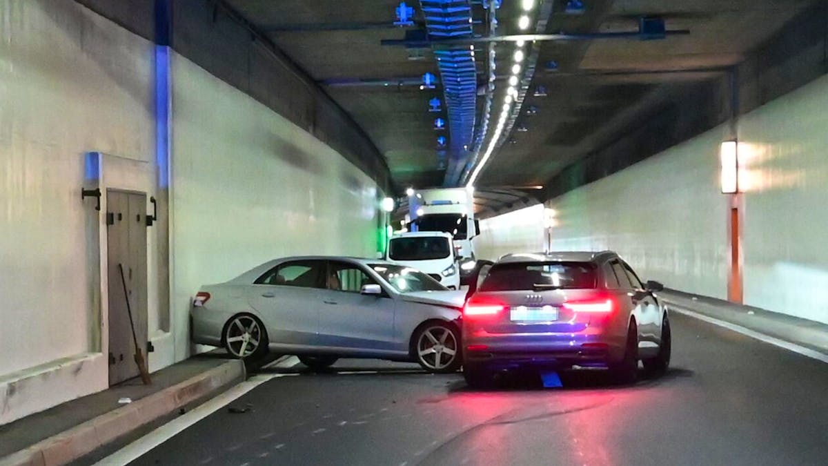 A1: Frontalkollision im Rosenbergtunnel verursacht massiven Stau