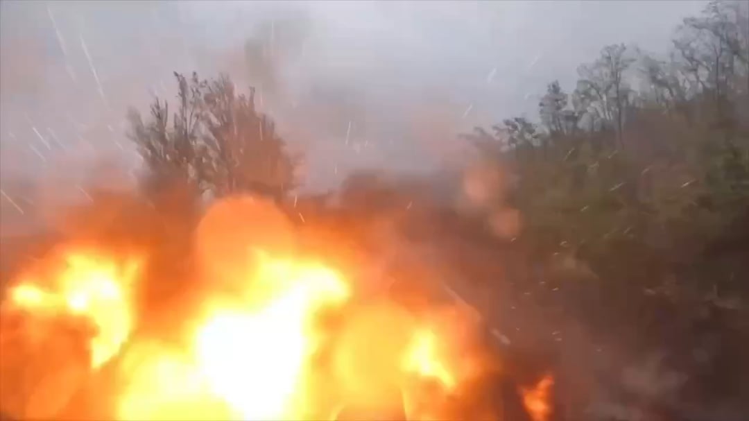 Ukrainian Leopard 2A4 runs over Russian FPV-drone in ambush