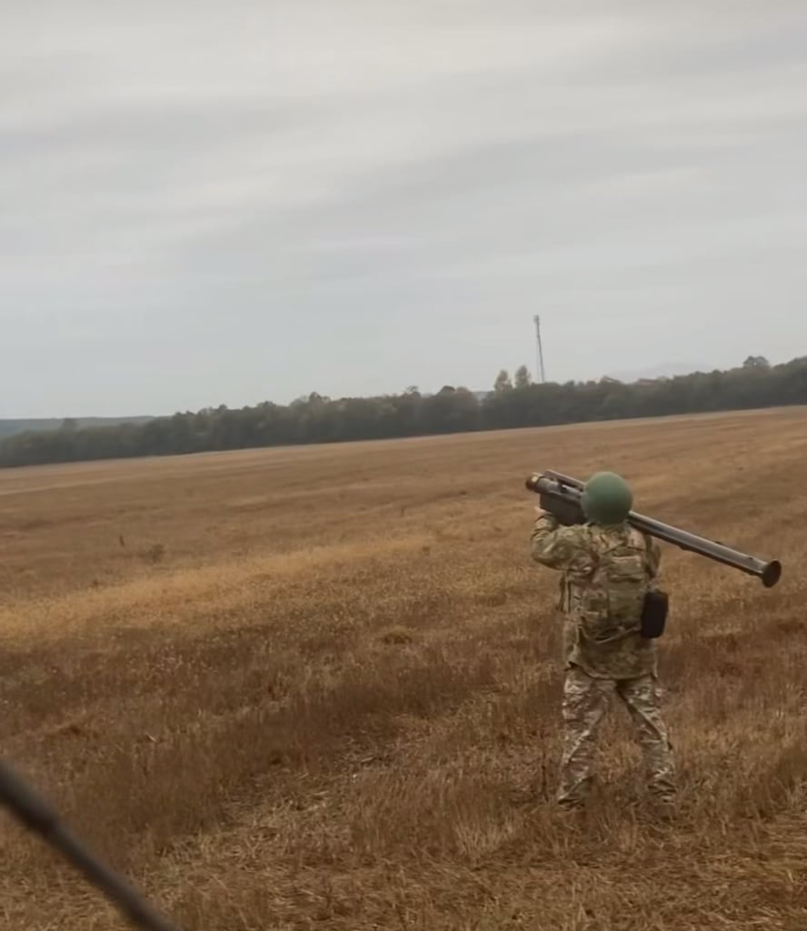 Ukrainian soldier using a Stinger MANPADS against a Russian Geran-2/Shahed drone this morning [October 4th] in the western portion of the country