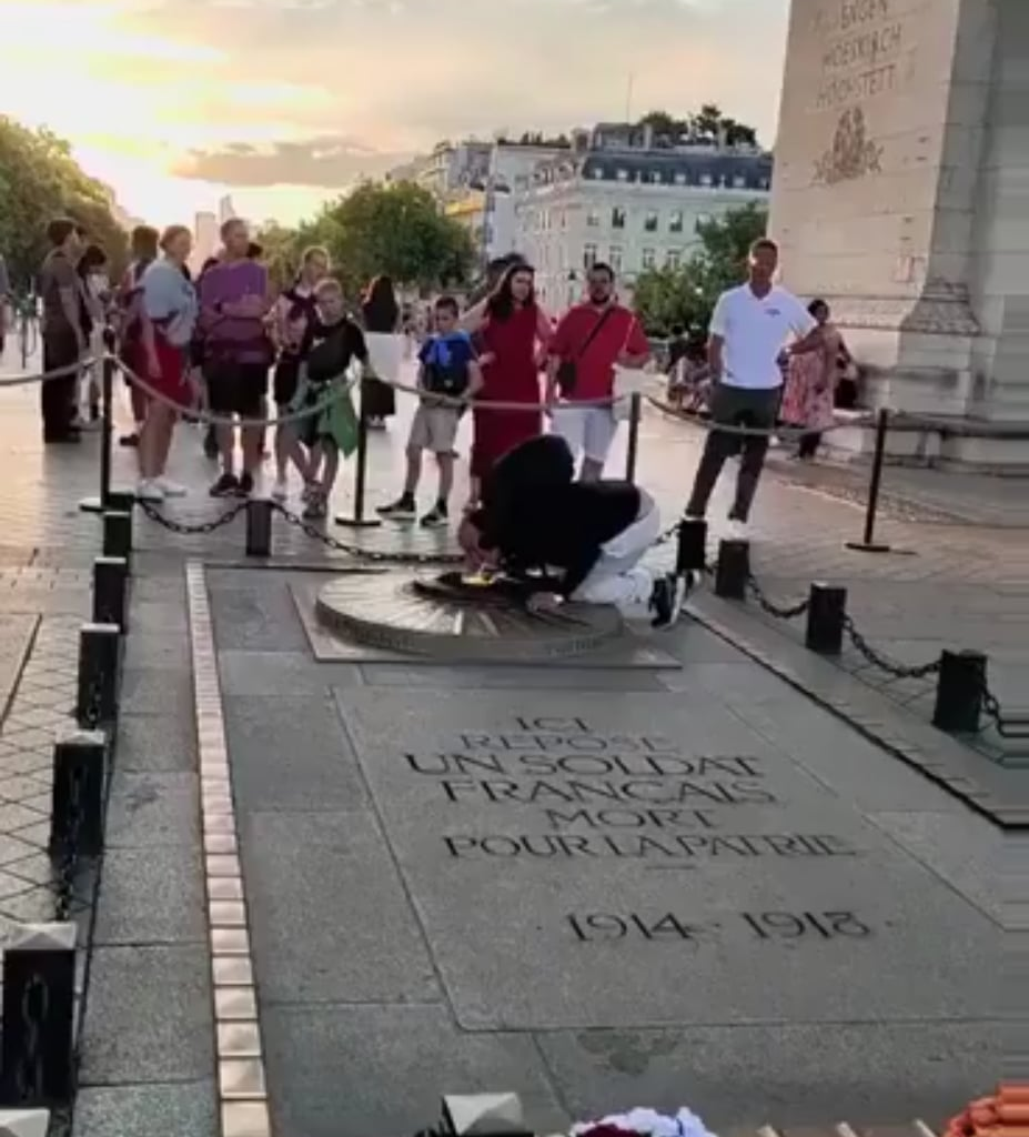 Moroccan man had his residence permit revoked in France for lighting a cigarette on the Tomb of the Unknown Soldier