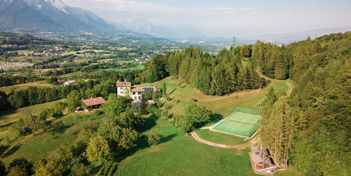 Il campo da tennis più bello al mondo è in Italia e puoi giocarci