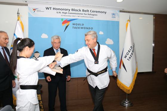 UN High Commissioner for Refugees Filippo Grandi demonstrates his taekwondo skills at the World Taekwondo Headquarters in Jongno District in central Seoul on Nov. 22, 2017. [WORLD TAEKWONDO HEADQUARTERS]