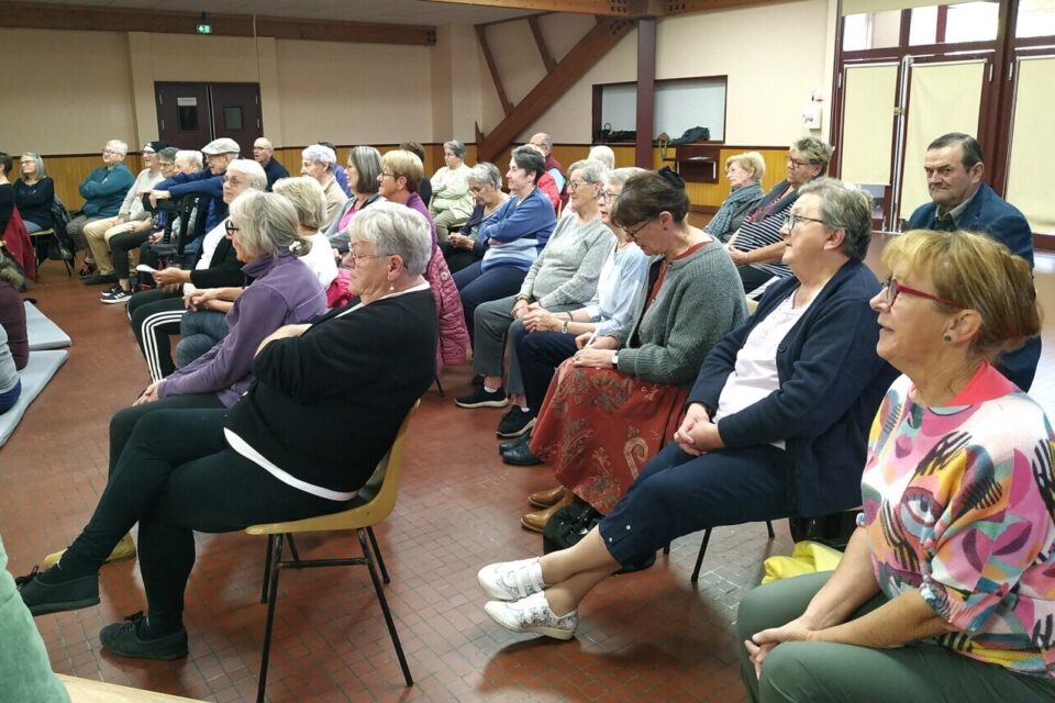 Les Aînés assistent à la conférence donnée par Gaëtan Lecointre.