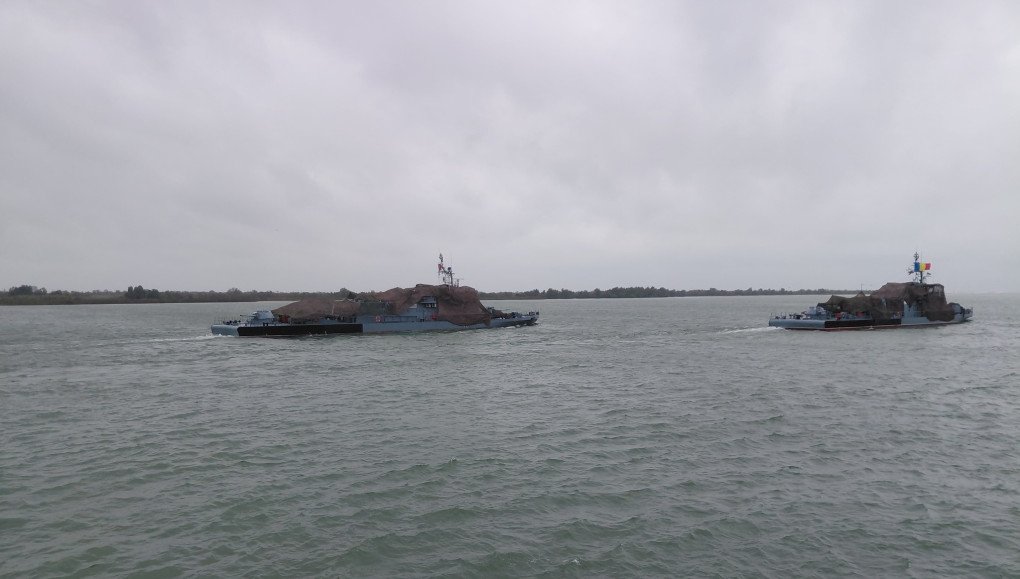 Romanian river fleet boats with camouflage during “Defender of the Danube 25”, October 2025. (Source: OBSERVATORUL MILITAR/Facebook)