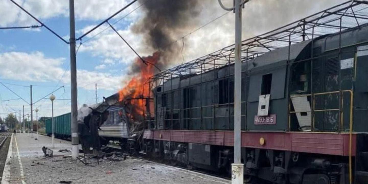 attaque russe sur un train de voyageurs dans le nord du pays ; au moins 30 blessés, selon Volodymyr Zelensky