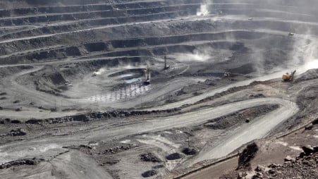 Miners are seen at the Bayan Obo mine containing rare earth minerals, in Inner Mongolia, China July 16, 2011. Picture taken July 16, 2011. Photo: REUTERS/Stringer/CHINA OUT/File Photo