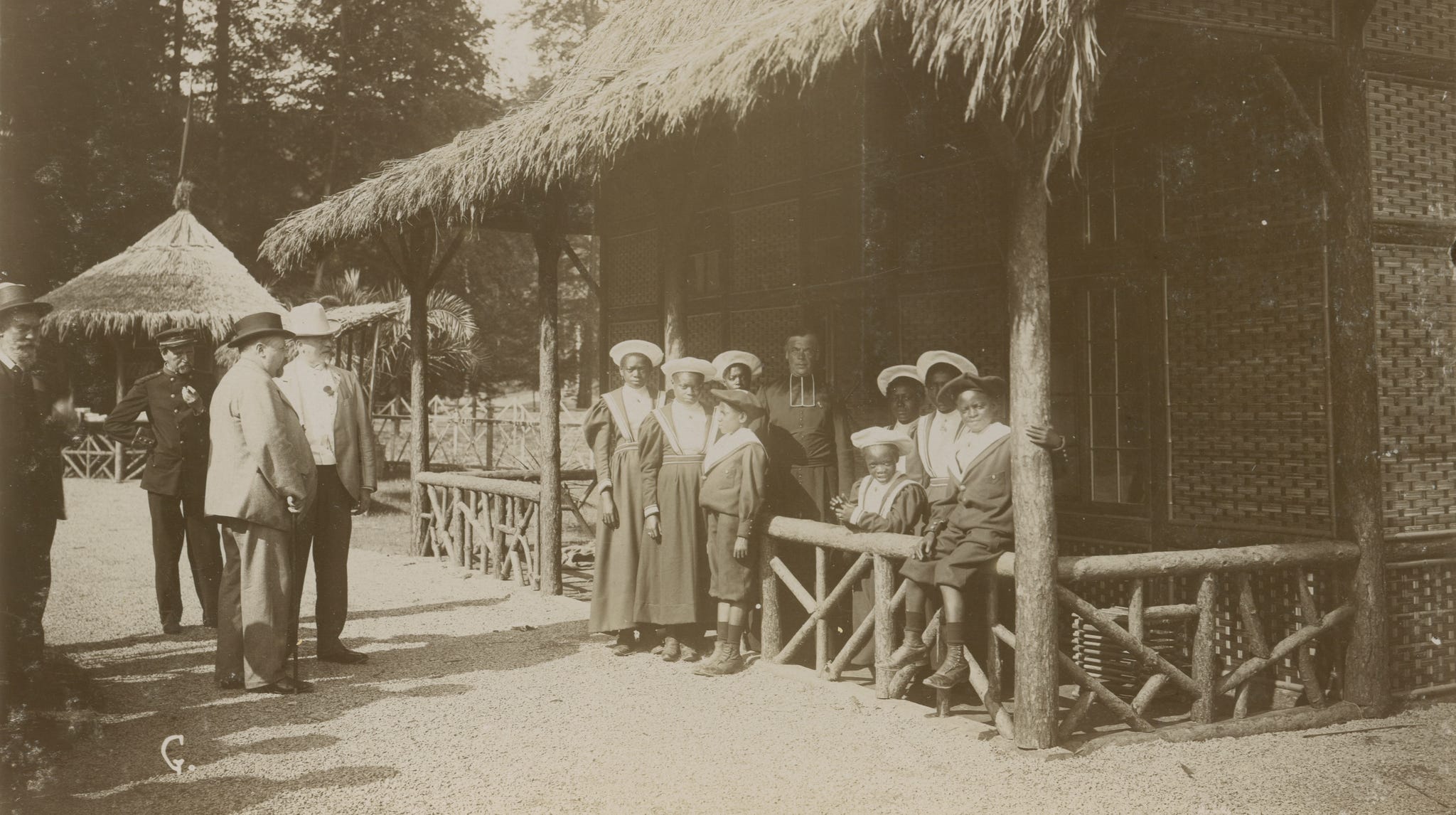 het dorp van gijzegem met pater van impe en de congolezen kinderen die hij ‘opgevoedde’ en ‘beschaving bijbracht’