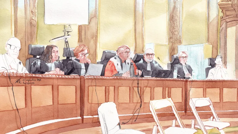 La cour, lors du procès de Frédéric Péchier, le 12 septembre 2025. Au centre, la présidente de la cour d'assises Delphine Thibierge.