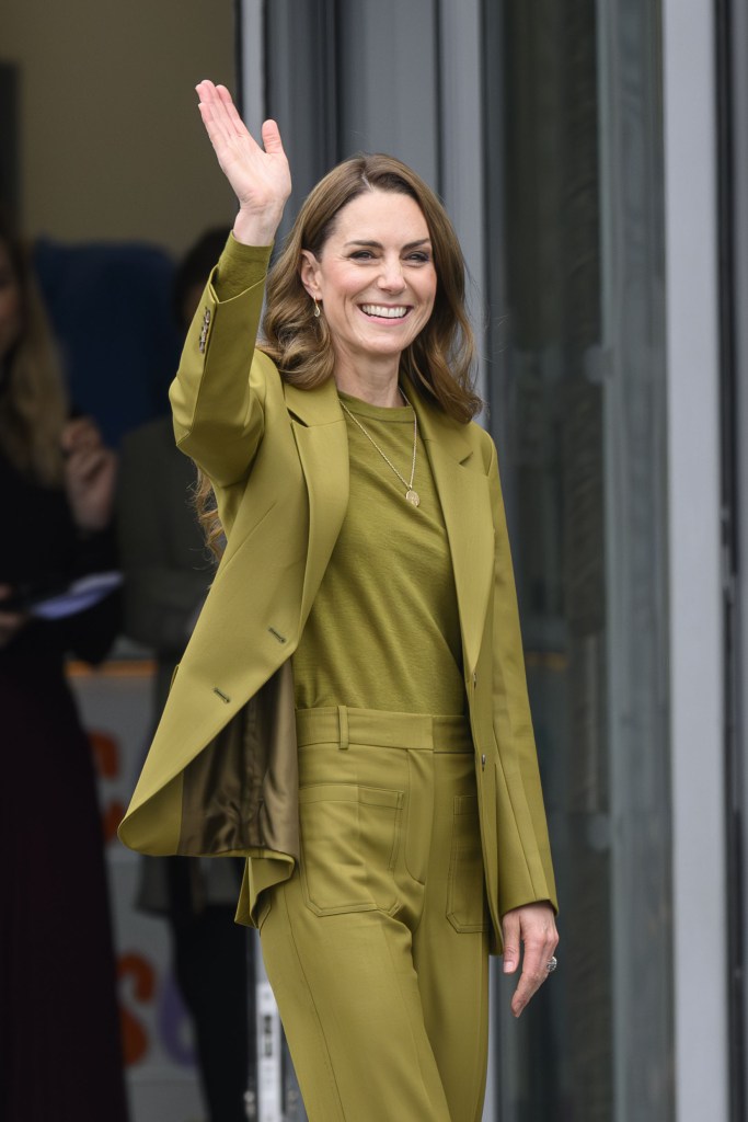 Princess Kate waving wearing a green suit