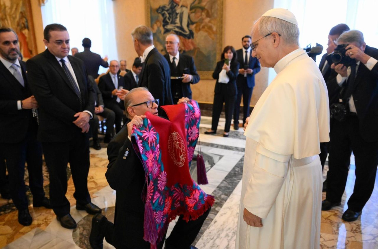 Pope: AI can never replace the human touch of the doctor
