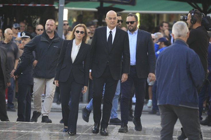 Ο Νίκος Δένδιας στην κηδεία του Διονύση Σαββόπουλου