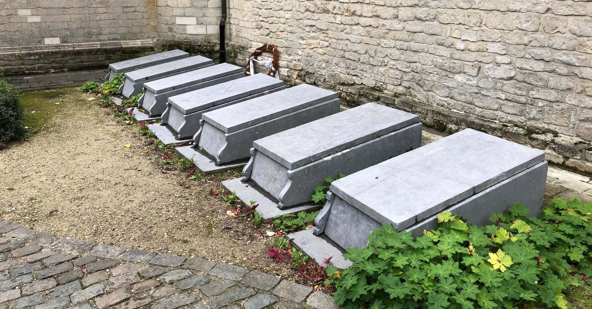 graven van zeven congolese burgers die in 1897 tijdens de wereldtentoonstelling in tervuren zijn overleden: sambo, mpemba, ngemba, ekia, nzau, kitukwa en mibange