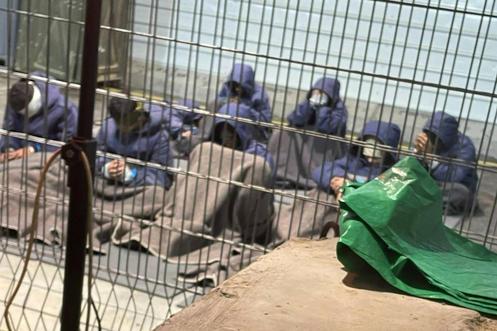 Des prisonniers palestiniens capturés dans la bande de Gaza par les forces israéliennes, dans un centre de détention de la base militaire de Sde Teiman, dans le sud d’Israël sur une photo non datée de l’hiver 2023, fournie par Breaking The Silence, un groupe de lanceurs d’alerte composé d’anciens soldats israéliens.