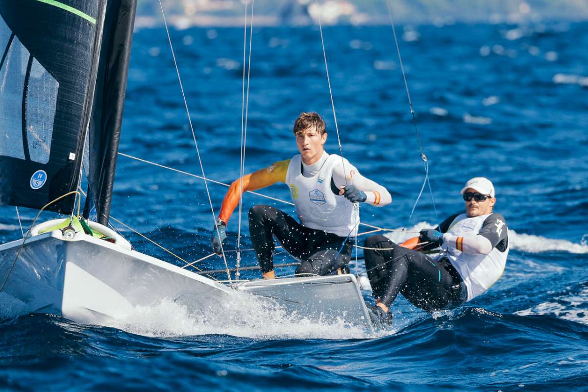 Spaniards win the skiffs, British take the foiler