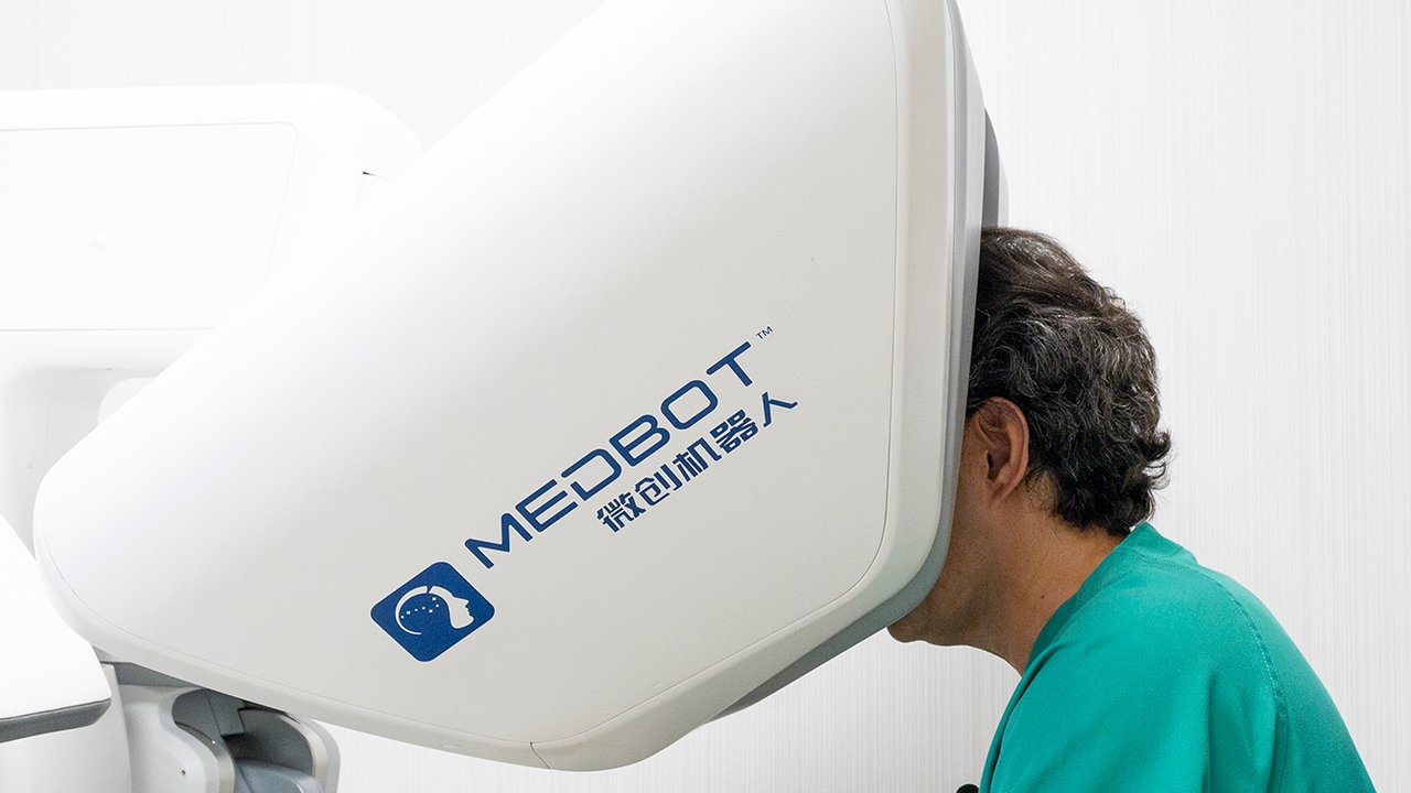 Un equipo médico realiza la primera prostatectomía radical desde Europa y España con telecirugía robótico