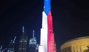 Je běžné vystavovat vlajky cizích států na svých důležitých stavbách