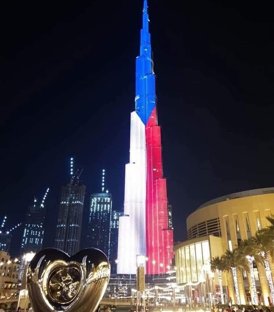 Je běžné vystavovat vlajky cizích států na svých důležitých stavbách