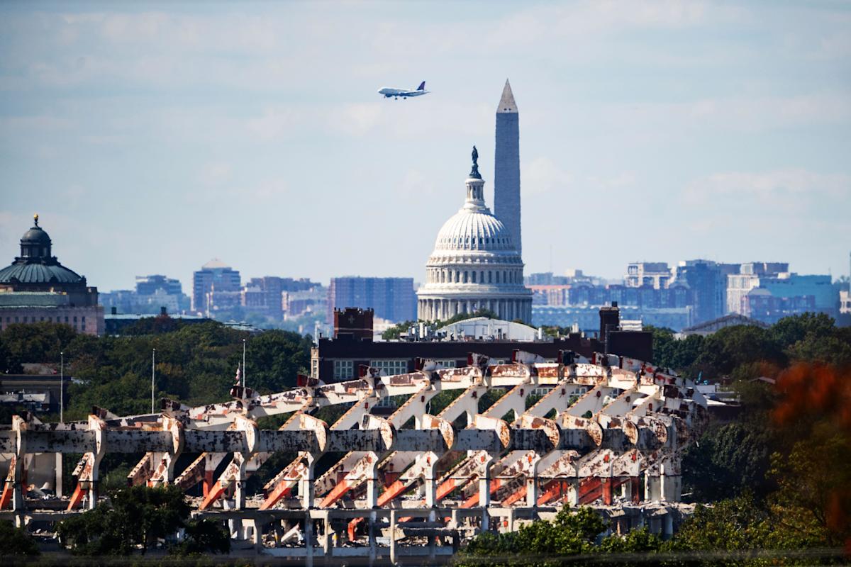Wall Street and FTSE rise as traders await Fed minutes and weigh up US economic slowdown warning