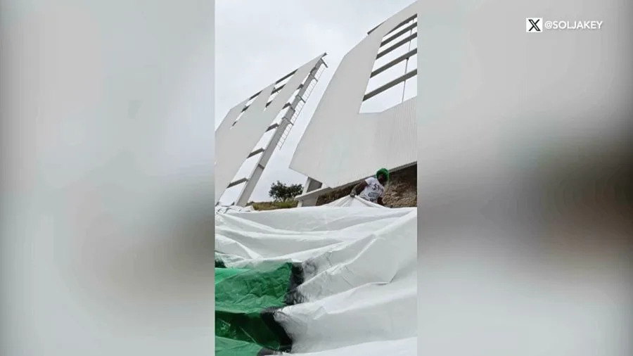 A cryptocurrency crew is seen hanging a tarp on the Hollywood sign. September 2025. (@SoIJakey via X)