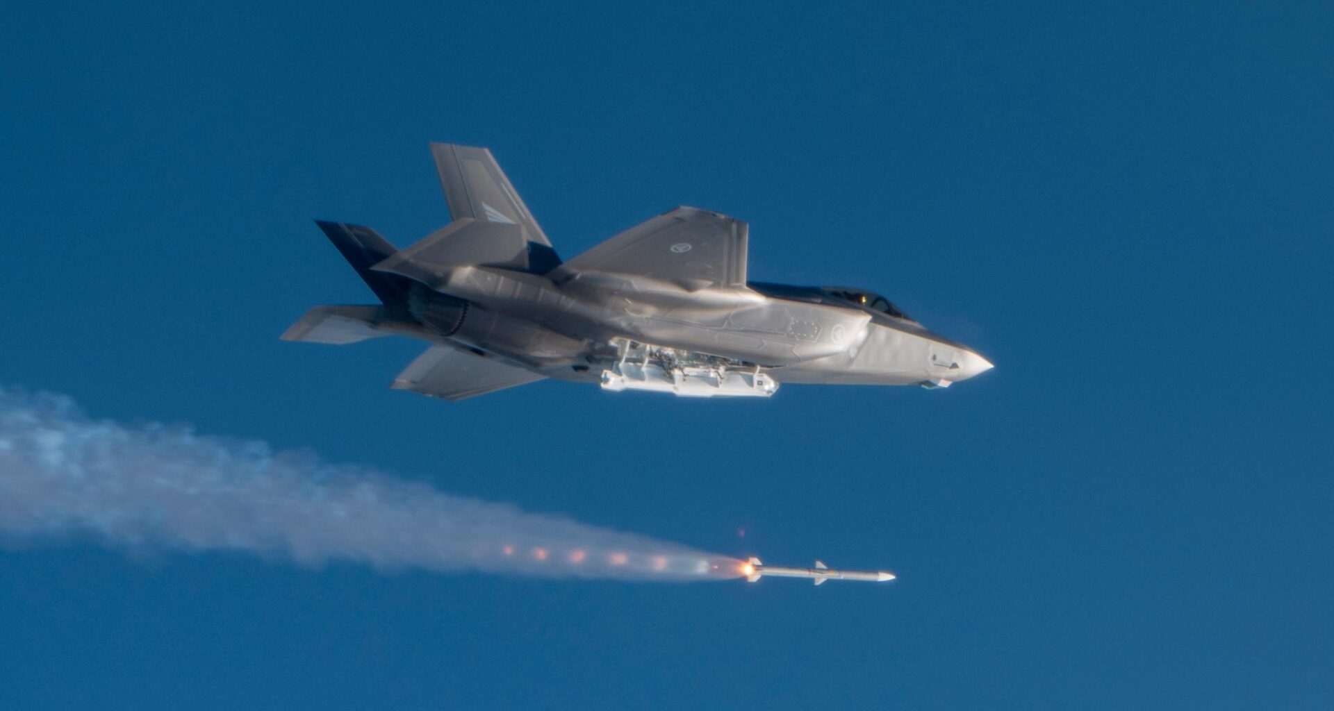 Et Amraam-missil avfyres fra et norsk F-35. Et slik missil kan koste mer enn 20 millioner kroner. Det er vesentlig mer enn prisen for en liten drone.