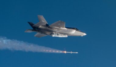 Et Amraam-missil avfyres fra et norsk F-35. Et slik missil kan koste mer enn 20 millioner kroner. Det er vesentlig mer enn prisen for en liten drone.