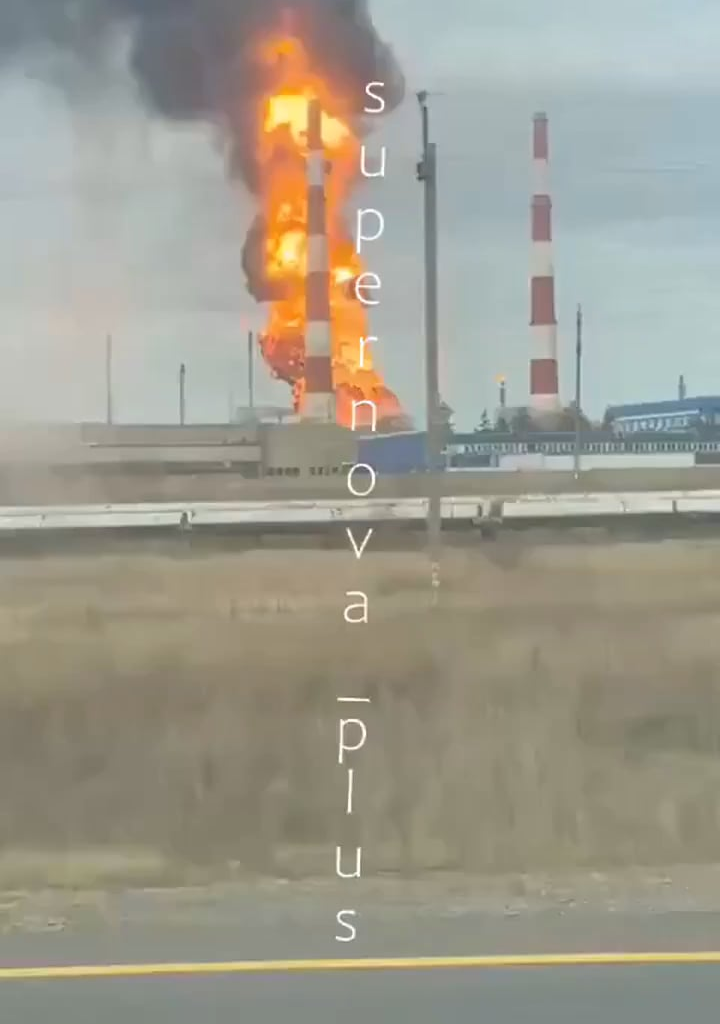 Russian Telegram channels report a new explosion at the Orenburg gas processing plant in Russia.