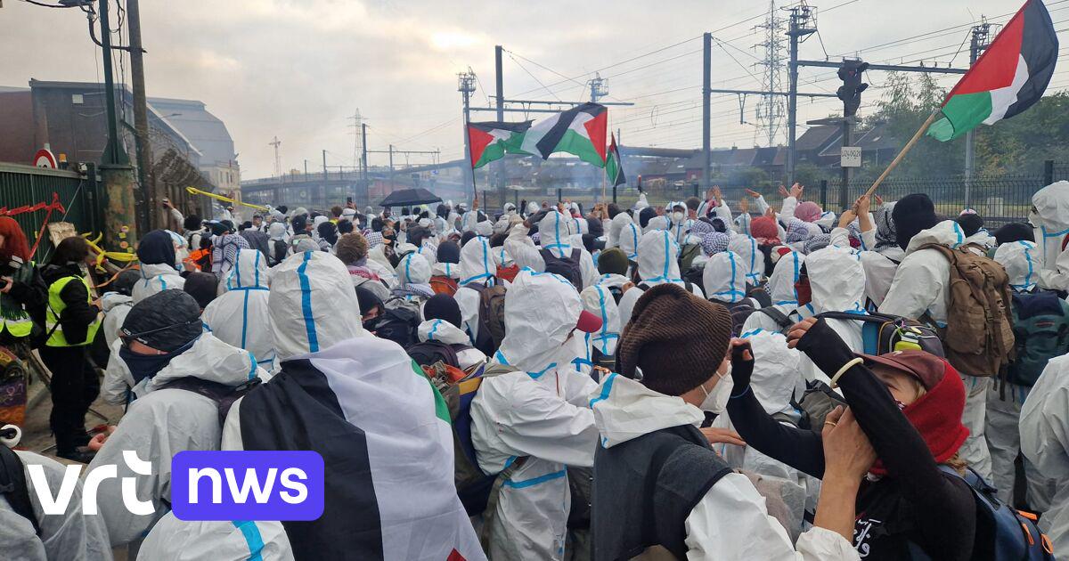 Extreem-linkse activisten blokkeren tijdlang staalfabriek in Charleroi en beschadigen gebouw: "Leverden aan Israël" | VRT NWS: nieuws