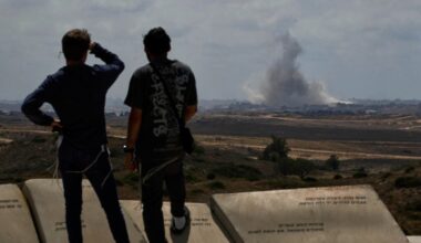 Daljnogled, selfiji, kokice: sedež v prvi vrsti za eksplozije v Gazi